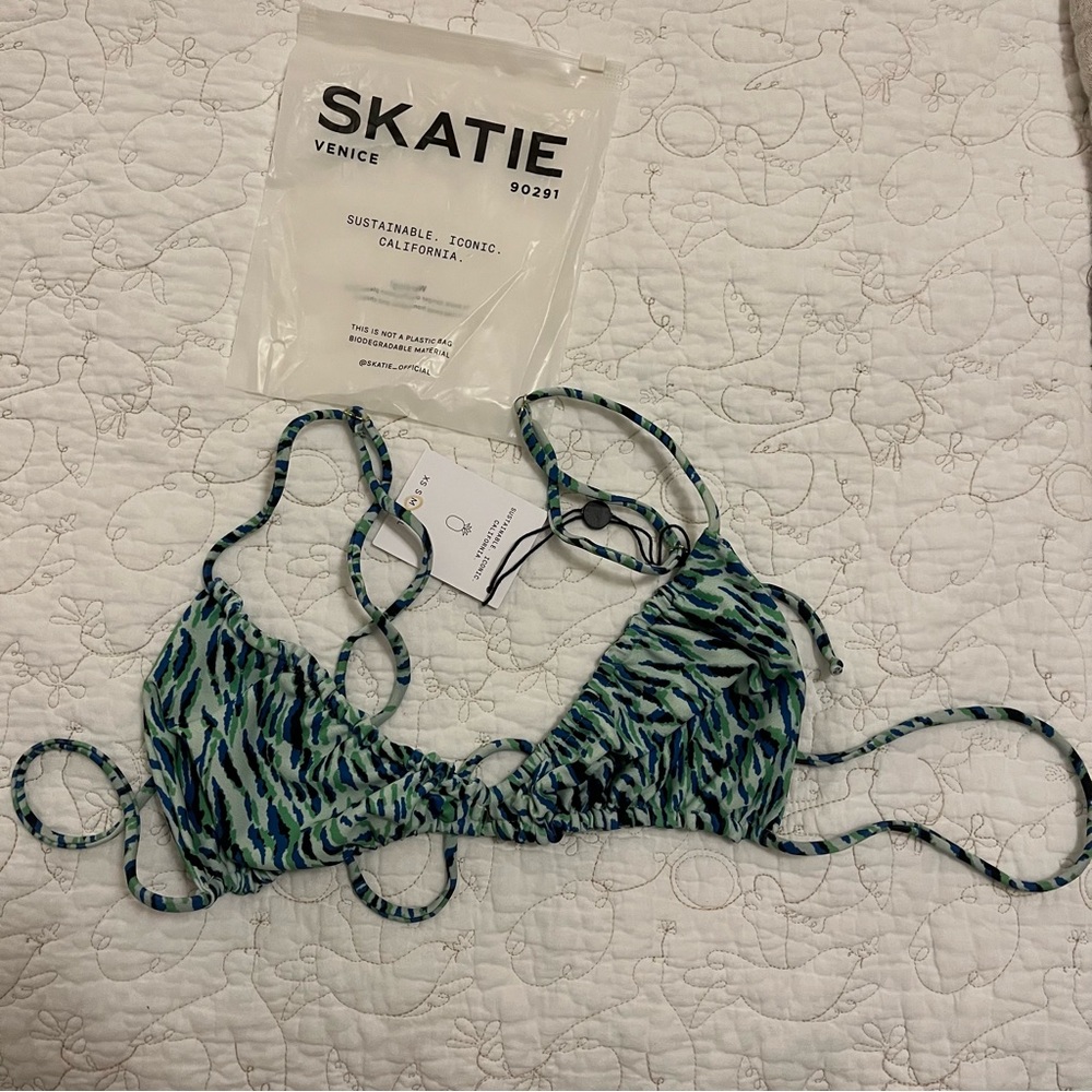 NWT Kahua Top Size M